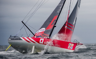 Damien Seguin (Apicil) au départ des Sables d'Olonne le samedi 4 juillet.