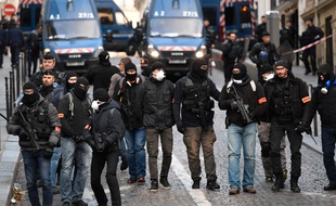 Les forces de l'ordre font face aux «gilets jaunes», lors de la mobilisation du 8 décembre 2018.