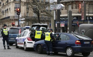 Contrôle policier des plaques d'immatriculation lundi 17 mars à Paris, journée où avait été mis en place un dispositif de circulation alternée pour lutter contre la pollution, seules les plaques dont le dernier chiffre était impair avaient le droit de circuler