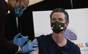 Le gouverneur de Californie, Gavin Newsom, reçoit sa dose du vaccin Johnson & Johnson à Los Angeles, Californie, le 1er avril 2021.