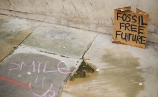 Une pancarte où l'on peut lire "Futur sans Fossile" le 3 mai 2012 à Londres