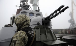 Un soldat ukrainien patrouilles à bord d'un vaisseau militaire en mer d'Azov, le 27 novembre 2018.
