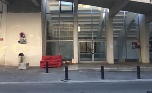 Le SDF Dominique s'était constitué une bibliothèque le long du Palais des sports de Bordeaux, au fil de ces dernières années.