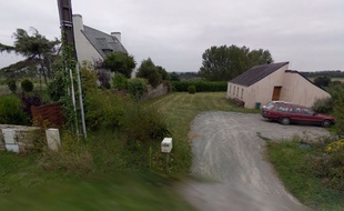Les deux maisons sont situées face à face à Séné.