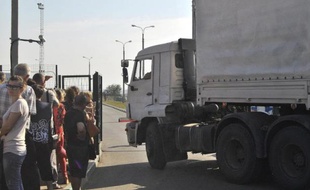 Un camion du convoi transportant de l'aide humanitaire le 23 août 2014 à Izvarino à la frontière russo-ukrainienne