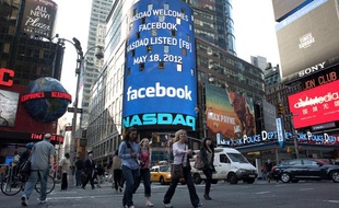 Facebook entre en bourse, New-York, le 18 mai 2012.