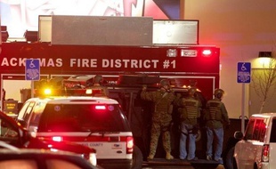 Deux personnes ont été tuées mardi par un tireur qui a ouvert le feu "au hasard" dans un centre commercial de l'Oregon (nord-ouest des Etats-Unis) avant de retourner l'arme contre lui, a rapporté le chef de la police locale mercredi.