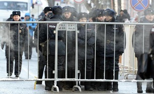 Des policiers montent la garde devant le tribunal de Moscou le 30 décembre 2014