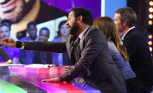 Cyril Hanouna sur le fauteuil d'invité dans «Derrière le poste».