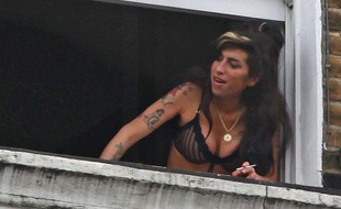 Amy Winehouse à sa fenêtre, à Londres. 18 mars 2010.