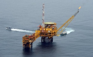 Le géant pétrolier français Total a annoncé lundi avoir découvert du pétrole pour la 2e fois dans le champ OML 102, situé à 65 kilomètres au large de la côte sud-est du Nigeria, premier producteur d'Afrique.