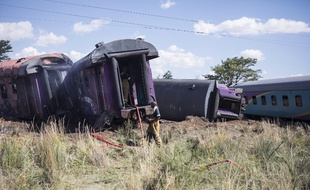 Une collision entre un train et un poids lourd à un passage à niveau jeudi dans le centre de l'Afrique du Sud a fait au moins 14 morts et 190 blessés.