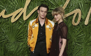 Natalia Dyer et Charlie Heaton aux Fashion Awards à Londres le 4 décembre 2017.