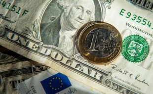 Un pièce d'un euro et un billet d'un dollar