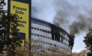 De la fumée s'échappe des fenêtres de la Maison de la Radio à Paris, le 31 octobre 2014