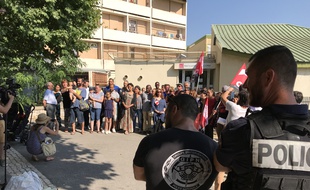 La police assure la protection du rassemblement du personnel et des parents de la crèche de la Busserine.
