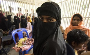Des femmes et des enfants birmans le 10 mai 2015 à Baktya, dans le nord de la province indonésienne d'Aceh