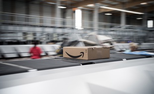 Un entrepôt logistique d'Amazon. Illustration.