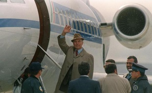 L'ancien capitaine SS Erich Priebke monte dans un avion à l'aéroport de Bariloche, en Argentine, qui doit l'emmener en Italie pour y être jugé le 20 novembre 1995