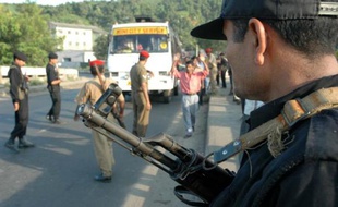 Des policiers indiens procèdent à un contrôle de sécurité sur une route près de Guwahati, la capitale de l'Assam, le 12 août 2006