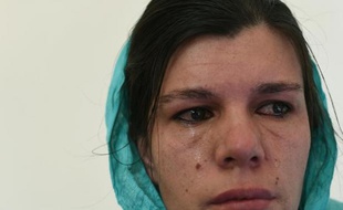 Frozan, jeune Afghane à la tête de l'orphelinat "Fenêtres d'espoir", pleure lors d'une interview à l'AFP le 8 décembre 2014 dans son établissement à Kaboul
