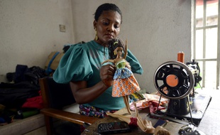 Une poupée créée par Taofick Okoya est habillée dans un atelier de Lagos, au Nigeria, le 17 décembre 2014.