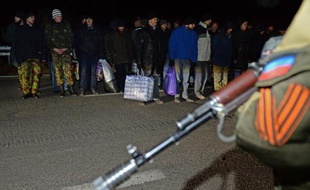 Echange de prisonniers entre les rebelles prorusses et l'Ukraine le 26 décembre 2014, dans la ville de Yasinovataya, près de Donetsk