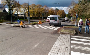 Des plots ont été installés sur les lieux de l'accident qui a coûté la vie à une cycliste boulevard de Rochester, à Rennes.
