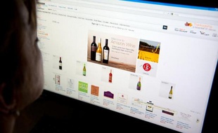 Les consommateurs ont plébiscité les achats de Noël sur internet cette année, permettant au distributeur en ligne Amazon de se féliciter jeudi d'une saison "record" mais compliquant la tâche des sociétés d'expédition, critiquées aux Etats-Unis pour leurs retards de livraison.
