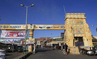 Le ressortissant français tué samedi dans la station égyptienne de Charm el-Cheikh lors d'une tentative de braquage a été victime de tirs "au hasard", a déclaré dimanche le ministre du égyptien du Tourisme.