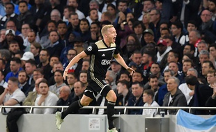 Le milieu de terrain néerlandais de l'Ajax d'Amsterdam, Donny van de Beek, célèbre son but marqué face à Tottenham, ce mardi 30 avril.