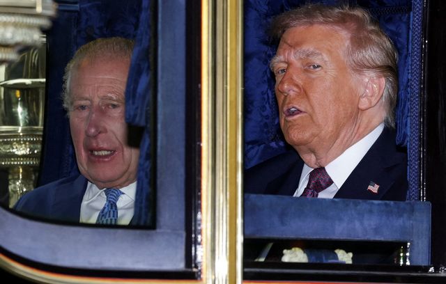 En voiture ! Le roi Charles III et le président américain Donald Trump voyagent dans l’ « Irish State Coach » lors d’une procession en calèche en direction du château de Windsor. 
