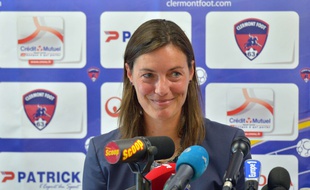 Corinne Diacre à Clermont face à la presse le 30 juin 2014.