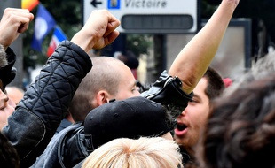 Antoine Boudinet a perdu sa main lors d'une manifestation après avoir reçu une grenade GLI-F4, remplacée depuis par les grenades GM2L dans l'arsenal des forces de l'ordre.