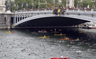 Le triathlon de Paris avait au programme une partie natation dans la Seine en 2011 et 2012. Mais en 2013, l'épreuve avait été annulée en raison d'une qualité d'eau insuffisante. Et cette année, toujours pour le même problème, l'épreuve est devenue un Bike and run.