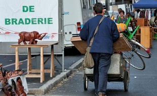 La braderie de Lille a ouvert ses portes samedi matin et devrait attirer tout au long du week-end au moins deux millions de bradeux et chineurs, prêts à jouer des coudes dans les rues de la ville, à la recherche de bonnes affaires, du buffet Louis XIV à la tête de sanglier empaillée, en passant par la paire de bretelles fluo.