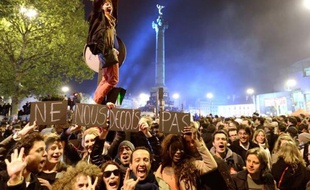 Au lendemain d'une victoire fêtée à la Bastille par des dizaines de milliers de personnes, le nouveau président François Hollande est rappelé aux difficultés économiques, avant même de se lancer dans la formation d'un gouvernement pour préparer les législatives.