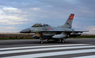 A file handout picture released by the Egyptian Ministry of Defence on February 16, 2015 shows an Egyptian air force fighter jet landing at an undisclosed location in Egypt following air strikes in Libya. Egypt's air force and Navy are participating in a Saudi-led intervention against Shiite Huthi rebels in Yemen, the Egyptian presidency said in a statement on March 26, 2015. AFP PHOTO / HO / EGYPTIAN MINISTRY OF DEFENCE == RESTRICTED TO EDITORIAL USE - MANDATORY CREDIT "AFP PHOTO / HO / EGYPTIAN MINISTRY OF DEFENCE" - NO MARKETING NO ADVERTISING CAMPAIGNS - DISTRIBUTED AS A SERVICE TO CLIENTS ==