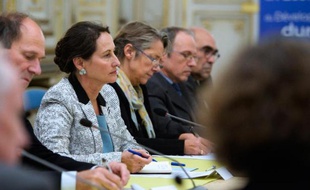 La ministre française de l'Ecologie, du Développement durable et de l'Energie Ségolène Royal tient une réunion à Paris le 4 novembre 2014 avec tous les acteurs concernés par le projet de barrage de Sivens, dans le Tarn