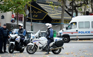 Forces de l'ordre devant le Bataclan le 16 novembre 2015 à Paris