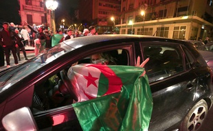 Scène de liesse à Alger le 11 mars 2019 après l'annonce du président Bouteflika qui renonce à briguer un cinquième mandat.