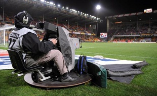 Un caméraman de Canal+, au stade Bollaert de Lens, le 1er mars 2008