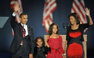 Michelle Obama, née dans une famille pauvre de la banlieue de Chicago (nord), représente l'héritage de l'Amérique noire au sein du couple Obama dont elle est "le roc", selon l'expression de son mari Barack.