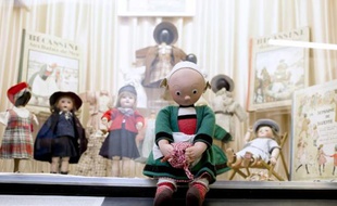 Une exposition dédiée à Bécassine au Musée de la poupée à Paris le 2 février 2015, à l'occasion du 110e anniversaire de la petite bonne bretonne créée par Emile-Joseph-Porphyre Pinchon
