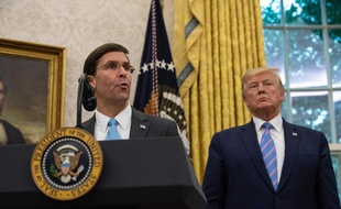 Mark Esper et Donald Trump, lors de la prestation de serment du premier.