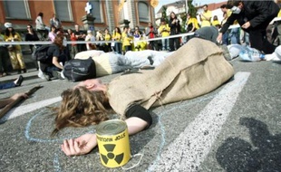 Les membres du réseau Sortir du nucléaire ont mené des actions symboliques, samedi.