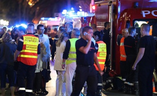 Policiers et pompiers le 15 juillet 2016 à Nice après l'attaque au camion sur la Promenade des Anglais