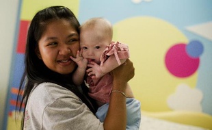 Pattaramon Chanbua et son fils Gammy posent dans un hôpital de la région de Chonburi, le 4 août 2014