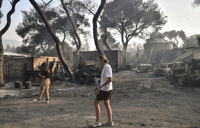 Grèce : Les pompiers espèrent maîtriser un important incendie au nord d'Athènes