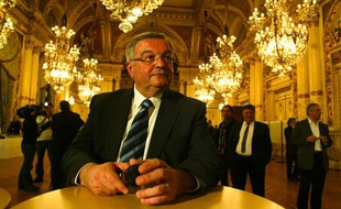 Michel Mercier (centre) au soir du second tour des cantonales, le 27 mars 2011, conserve sa majorité dans le Rhône.
